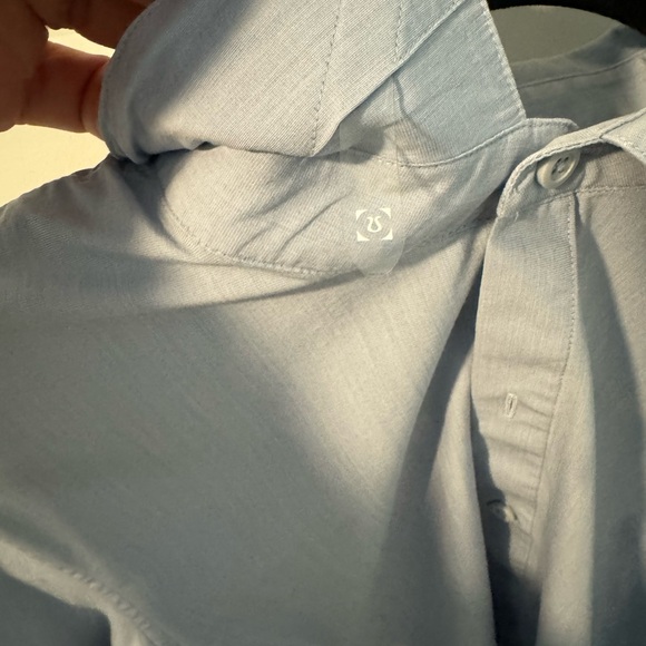 Lululemon Commission Long-Sleeve Button down shirt - Large 23” - Blue Linen - Picture 3 of 4